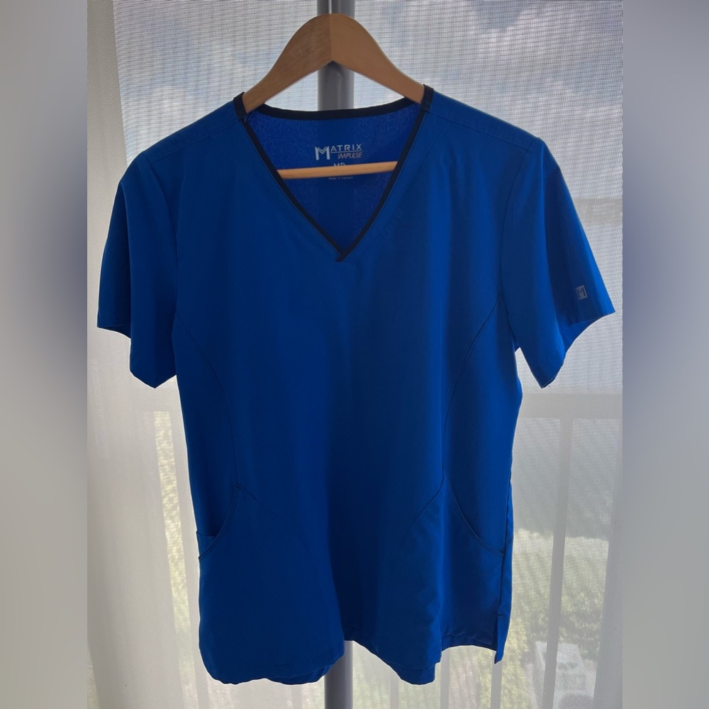 Maeven Matrix Impulse 3 Pocket Stretch Curved V-Neck Scrub Top